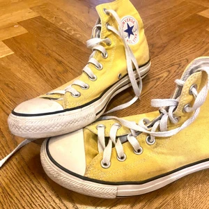 Gula converse - Köpta secondhand men är knappt använda av mig! Skriv till mig om du vill ha fler bilderna på skorna, pris går att diskutera (frakt ingår inte) 💛 De passar folk med storlek 37/38!