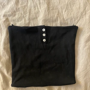 Svart topp utan armar - Hej, säljer nu denna söta topp från Zara i stolek S då den tyvärr är för liten för mig. Skulle säga att de mer är XS än S. Helt i nyskick! Köparen står för frakten på 66kr 🫶🏽