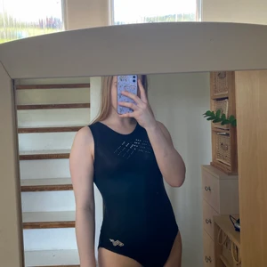 Gymnastikdräkt  - Gymnastikdräkt från aplha factor i bra skick. Ingår hårsnodd. Stl S