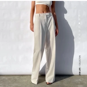 Kostymbyxor Zara - Fick precis hem dessa ursnygga kostymbyxor från zara som är köpta här på Plick. Men tyvärr var dem lite för breda/vida för min smak. Dem är i storlek xs men en med s kan utan problem ha dem. Dem är långa i benen, jag som är 174 passar dem perfekt på. Slutsålda på hemsidan, tror nypriset är 379kr. Skickas mot fraktkostnad & vid fler intressen blir det bud🤍