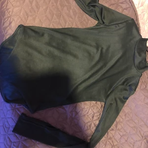 Grön heltröja S-XS - Denna tröjan är fin men min starka sida av färger är tyvärr inte grönt men andra tjejer är jätte fina i grönt 