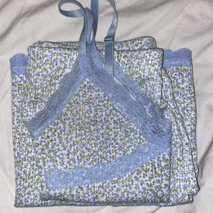 Topp-och kjol set 💙 - Köpt förra sommaren och använda ca 3 gånger. Säljer egentligen bara för toppen tyvärr är för liten för mig. Toppen är i storlek XS och kjolen i storlek S. Fraktar endast! ☺️