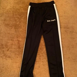 Palm angels byxor storlek L - Svart Palm angels byxor storlek L bra kvalite, varför jag vill sälja är att den är stor än mig.