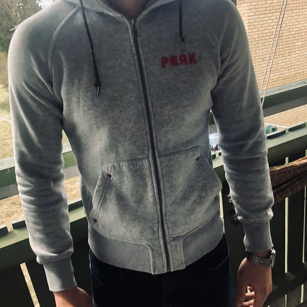 Säljer min Peak Performance Hoodie som har storlek S. Väldigt gott skick och inte använd så mycket. . Hoodies.