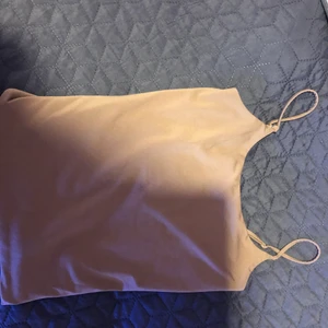 Beige topp S - En jätte fin beige topp till sommaren även under en tjocktröja storlek S har bara legat i min garderob och kommer inte till använda 