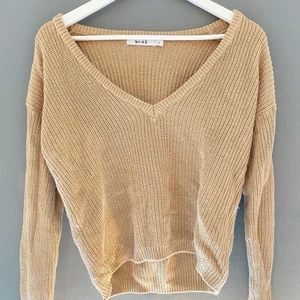 Stickad tröja nakd  - Säljer denna stickade tröja från NAKD. Storlek S. Använd en del men väldigt bra skick. 80kr plus frakt🤎