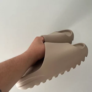 YEEZY SLIDE - Yeezy slide(pure)       Aldrig använda då dem ej passa 
