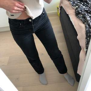 Svarta urtvättade jeans från NA-KD i storlek 36 med knappar istället för dragkedja. Mycket bra passform men något stora i midjan för mig. Mjuka och stretchiga. Väl använda men i gott skick!