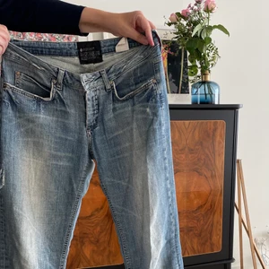 Acne jeans - Jeans från Acne, dem är vintage och lite slitna som man kan se. Bild 3 visar en defekt!❣️❣️❣️defekten ser ut att vara en del av modellen på jeansen