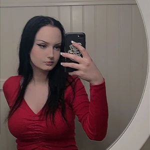 röd magtröja med snörning  - Köpte den ganska nyligen på cubus. ganska ljusröd tröja med rosett fram. använde den en gång på en dansshow. annars är den som ny. köparen står för frakten💕