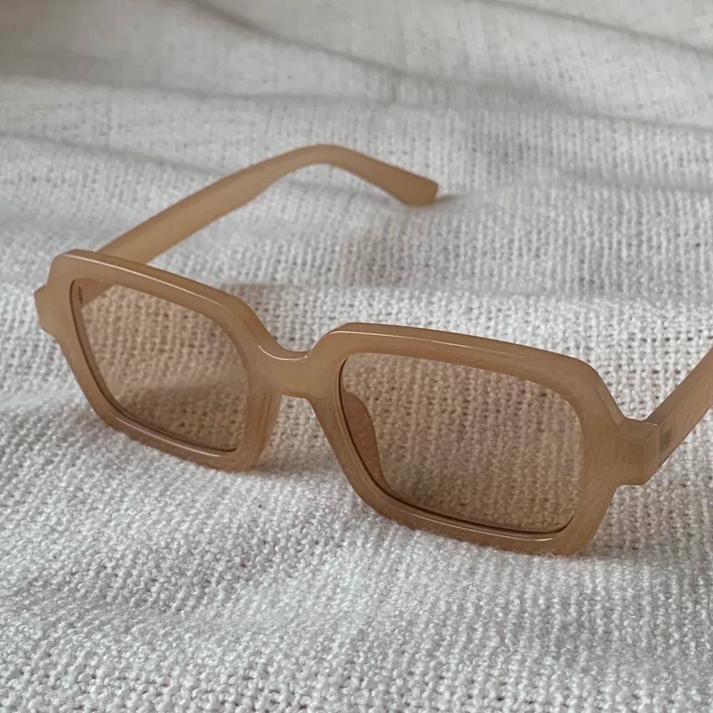 Solglasögon köpta på second hand. Ljusbruna / beige. Accessoarer.