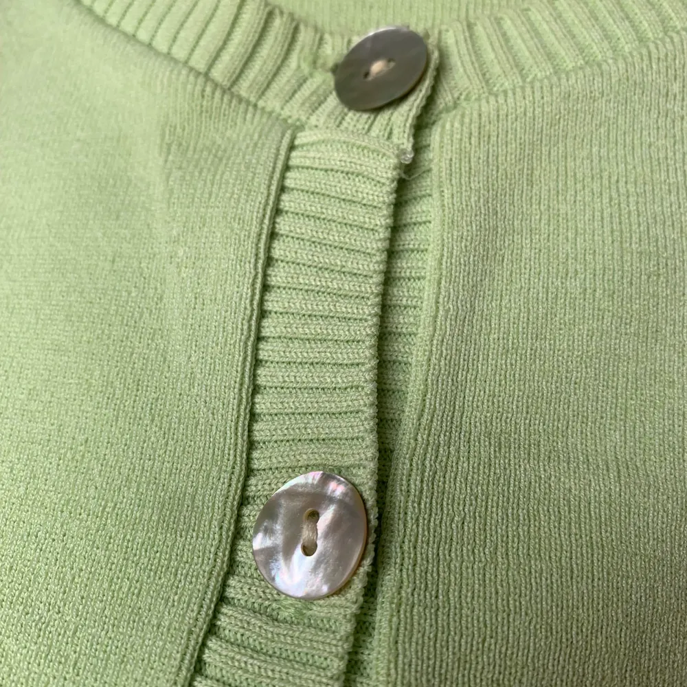 Grön, tunnstickad kofta från Zara. Stickat.