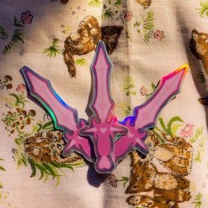 Holografisk kniv - Söt rosa knivklistermärken! Klistermärkena kostar 20kr styck! De är UV laminerade så de klarar utomhusbruk i 2-4 år! Det är perfekta att sätta på datorer, vattenflaskor, mobilskal och andra platta ytor!Stickerserna är designade av mig💕 Skriv privat vid frågor eller funderingar