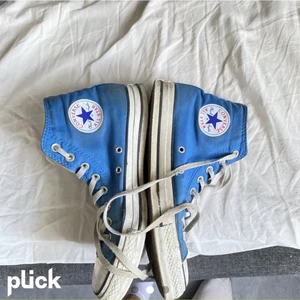 Blåa converse - Säljer dessa jätte fina skorna då de blivit försmå😫😫 sååå fina och annerlunda. Köpta för 750kr men är i så fint skick. Så väljer att sälja för 450💖 LÅNAD BILD