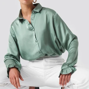 Blus i satin från NAKD - Grön satinblus från NAKD. Storlek S men är lite oversized. 