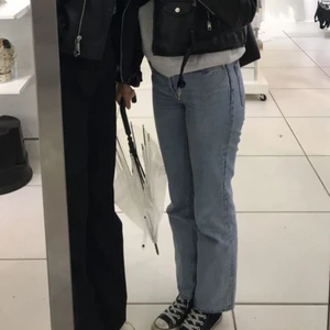 Ljusblå jeans från weekday  - Säljer nu mina jeans från weekday då de blivit för små. Jeans i rak modell. Jättefin ljus färg nu till våren och sommaren. Storlek 25/30💖