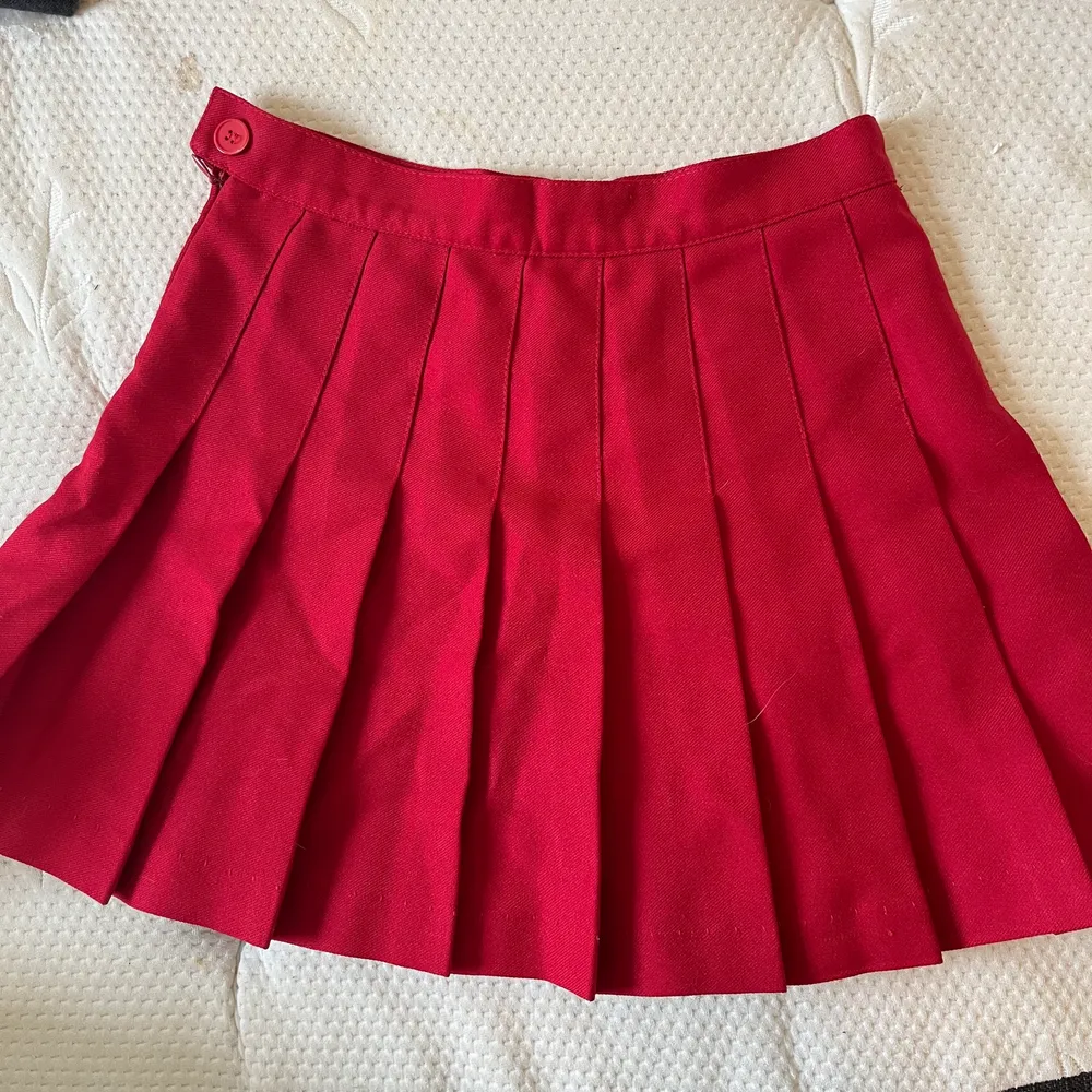Säljer min röda tennis kjol i storlek S. Kjolar.