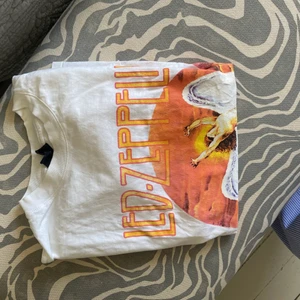 T-shirt - T-shirt med tryck! Fint skick!! Vet ej märke men köpt på zalando 