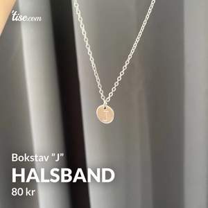 Halsband med bokstaven ”J”