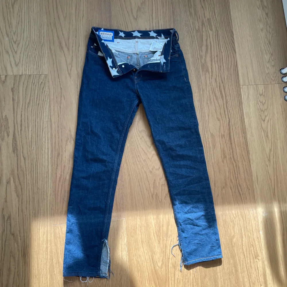 Säljer dessa jeans från acne. De har slits ned till och lite vita stjärnor på fram och bakfickor. Köpte för ca 2000kr och säljer nu för 500 (priset kan diskuteras). Skulle säga att de passar som S och kanske M. Använt dem endast ett par fåtal gånger då de tyvärr inte kommit till användning. Bara att skriva till mig om du vill ha fler bilder på byxorna 💓 köparen står för frakten och pris kan diskuteras på byxorna. Jeans & Byxor.