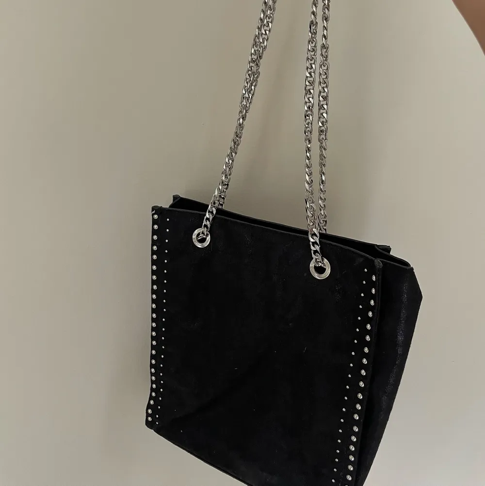 Jätte fin rymlig väska från Zara i svart och silvrig kedja. Använd 1-2 gånger!. Väskor.