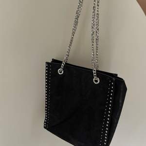 Jätte fin rymlig väska från Zara i svart och silvrig kedja. Använd 1-2 gånger!