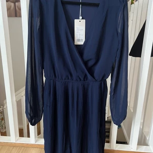 Helt ny klänning - Helt ny klänning med prislappen kvar. Storlek xs, men passar även s (34/36/38)