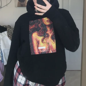 Hoodie The Cool Elephant - Hoodie i storlek M från The Cool Elephant, med märket under luvan samt på ena ärmen. Använd ett fåtal gånger. Frakt tillkommer📦