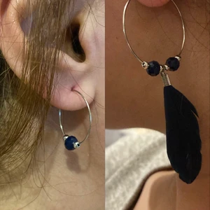 mörk blå fjäder örhängen 🪶  - Handmade with lots of love <3 Om du är interessed efter fler bilder kan du gärna skriva inne på DM :) 