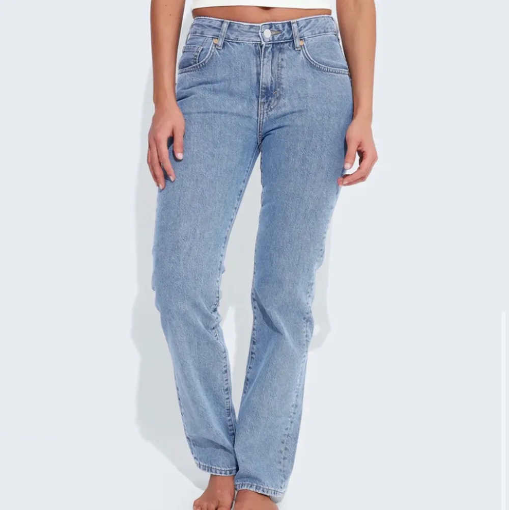 Säljer mina low straight 550 jeans från bikbok då dem inte kommer till användning längre. Nypris 599 men säljer för 400kr. Väldigt fin längd på mig som är runt 170 cm💗 Skriv gärna vid fler bilder!. Jeans & Byxor.