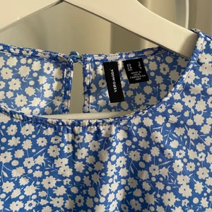 Blommig klänning  - Blommig klänning från vero Moda. Använd. Storlek S. Passar ej mig längre. 💗