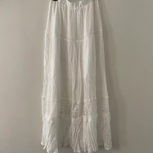 Shein långkjol - Långkjol från shein med spetsdetaljer. Storlek 36 men passar nog även 34. Skriv för bilder med kjolen på, för bättre bild av passform osv. Säljer för 70kr + frakt (frakten kan variera utöver skrivet pris). 