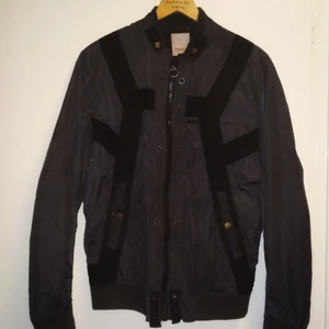 Dieseljacka för män - Dieseljacka i mycket fint skick , endast använd ca 2 gånger men fortfarande som ny. Passar perfekt nu till våren/hösten.                                              Köptes för några månader sedan för 2.199:-                                            Storlek M.                                            Fler bilder kan skickas vid intresse       🛍️💌📦 bud är välkomna, dock ej skambud. 🌹