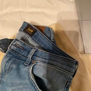 Raka Lee jeans i storlek w28 L34 men passar 26-28❤️‍🔥 super fina aldrig använda av mig!