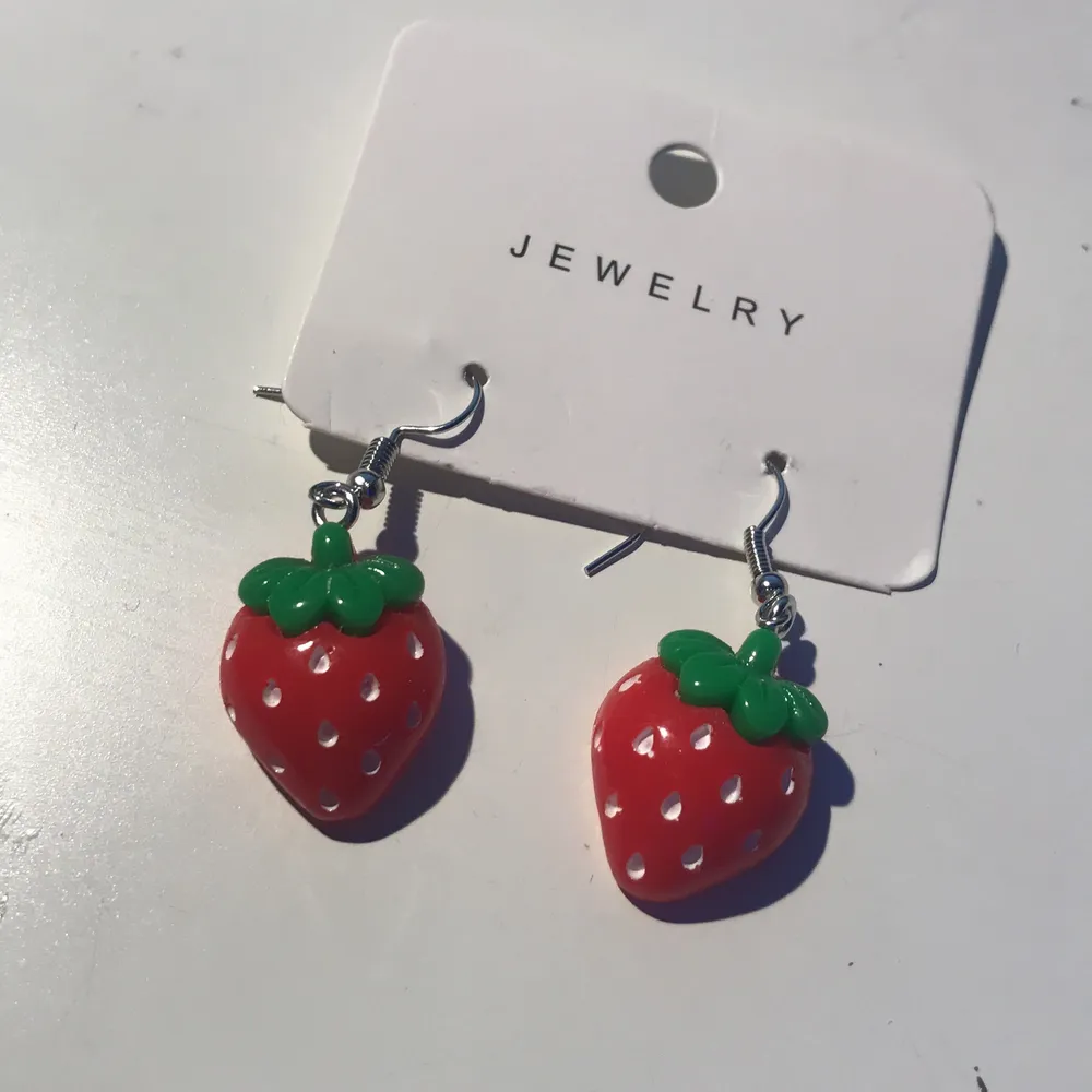 Strawberry earring’s 🍓✨🕊 . Accessoarer.