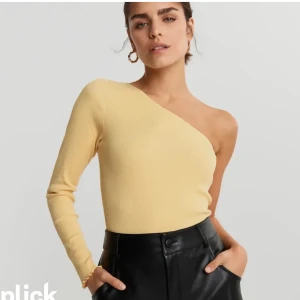 One shoulder topp - Säljer denna fina gula topp från Gina, aldrig andvänd med prislapp kvar💖💕