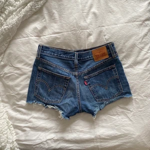 Vintage levis-jeansshorts - OBS: FORTFARANDE KVAR! 💗 Står ej W/L men passade mig när jag hade stl S, dock passar de XS-M beroende på önskad passform💗 Inga defekter eller tecken på användning💗 Passform: Mid/Low💗 OBS: säljer fler jeansshorts i profilen! (K