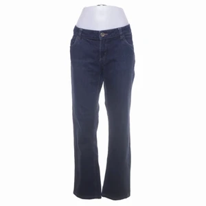 lågmidjade jeans - ett par grymt snygga lågmidjade byxor. postar jeansen!😍 grymt små i storlek . skulle säga att de passar S/M hör av er vid fler bilder