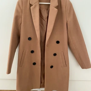 Snygg beige kappa - Helt ny beige kappa, med svarta knappar. Strl 34🌸