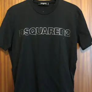 Dsquared limited edition t-shirt köpt på selfridge i London för 4799:- använd 5 ggr. Storlek S men passar även M.