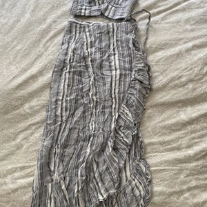 Nelly sett - Ett 2 delat sett med kjol med en slit och en tub topp till med resår där bak! Jättefint till sommaren, är som nytt då endast använt 1 gång