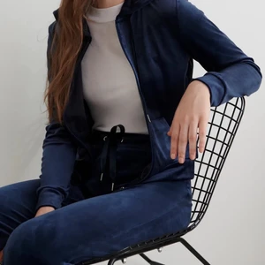 Gina Tricot Velor - Säljer mitt Gina Velour set i mörkblå💙 Stl M i tröja och byxa men passar även en S. En del för 150, båda för 250kr. Inga defekter, kan mötas och frakta(kunden står för frakten) men pris går att diskutera🫶🏾 säljer även två andra färger