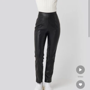 SLUTSÅLDA PU leather pants  - Säljer dessa då jag sällan använder dem, dem har varit inlämnade hos skräddare för att sys in i midjan så de passar en strl 36. GRATIS FRAKT 