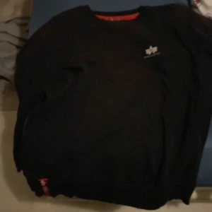 Alpha industries tröja L - Hej! Tänkte sälja min Alpha Industries tröja då en blivit för stor. Vill bli av med denna så snabbt som möjligt så släpper den för billigt. Endast 200 kronor. Har inte använt denna många gånger alls. Storlek L.