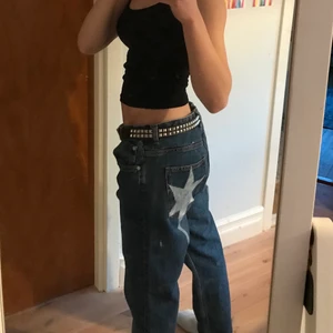 Låga jeans med stjärnor - Dessa skiiiitsnygga lågmidjade mörkblå jeans med vita stjärnor på rumpan💗 Dom är i jättebra material och jag älskar dom men de är för stora i midjan för mig:(🌟