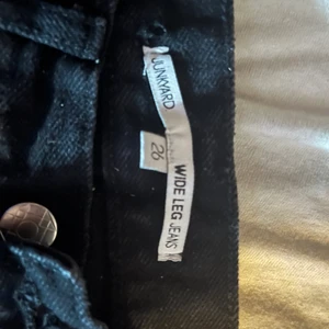 Svarta wide leg jeans  - Svarta jätte fina wide leg jeans som är högmidjade ifrån Junkyard. Säljer pga inte min stil och försmå. Men är i jätte fint skick. Skriv för mer bilder💗