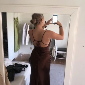 Brun satinklänning  - Hej! Jag säljer min bruna satinklänning från Nelly i storlek 34, den är superfin men jag har hittat en annan som jag istället vill ha och jag kan ju inte lämna tillbaka den. Jag säljer den för 950kr om någon vill köpa. Den är slutsåld på nelly. Jag kan skicka privat hur den ser ut på 💗