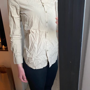 Burberry skjorta camel  - Burberry skjorta camel, stl 38. Behöver strykas men annars i fint skick.