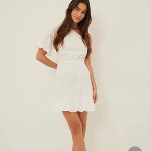 Fin studentklänning från NA-KD - Plagget är helt oanvänt och i storlek 36. Jag är 163 cm och den passar mig perfekt. Säljer den då jag har hittat en annan studentklänning.