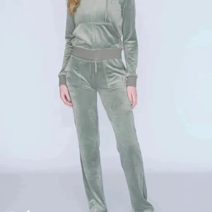 Byxor  - Säljer mina juicy couture byxor då jag inte använder dom. Storlek xs men funkar på mig som brukar ha s. 